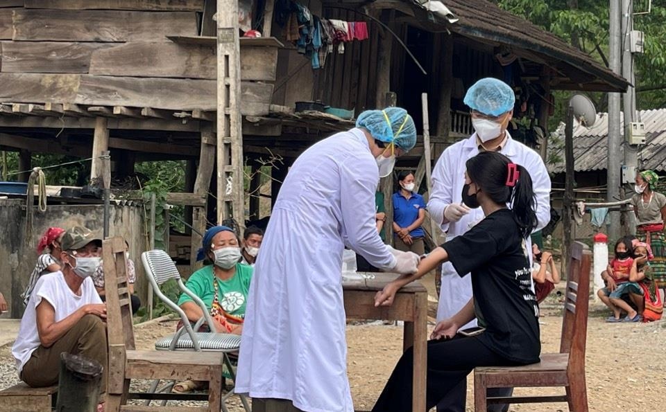 Taking blood samples for diphtheria diagnosis for those in close contact with the dead patient in Nghe An. (Photo: CDC Nghe An)