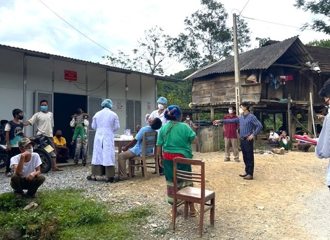 Taking pharyngeal samples for diphtheria testing in Bac Giang. (Photo: Ngoc Tu)