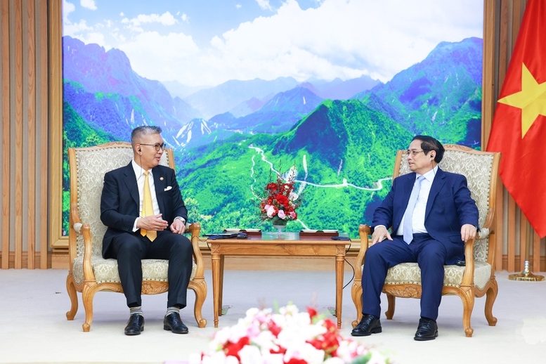 Prime Minister Pham Minh Chinh (R) receives Malaysian Minister of Investment, Trade and Industry Zafrul Abdul Aziz (Photo:VGP)