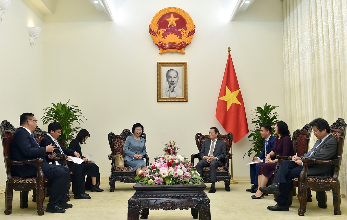Vietnamese Deputy Prime Minister Tran Luu Quang receives Liu Yanhua, chairwoman of Chinese tire manufacturer Sailun in Hanoi on July 29. (Photo: VGP)