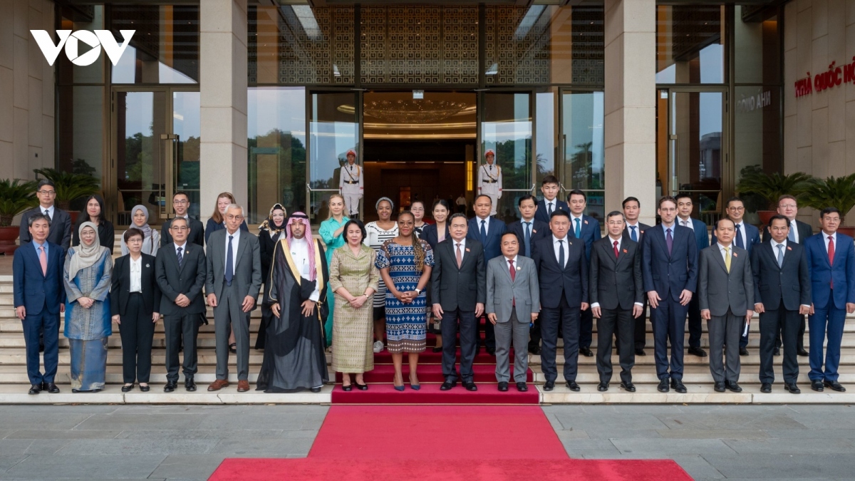 NA Chairman Tran Thanh Man and delegates