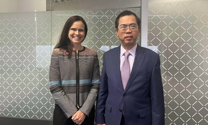 Vietnamese Ambassador to Australia Pham Hung Tam (R) and Australian Ambassador for Gender Equality Stephanie Copus Campbell 