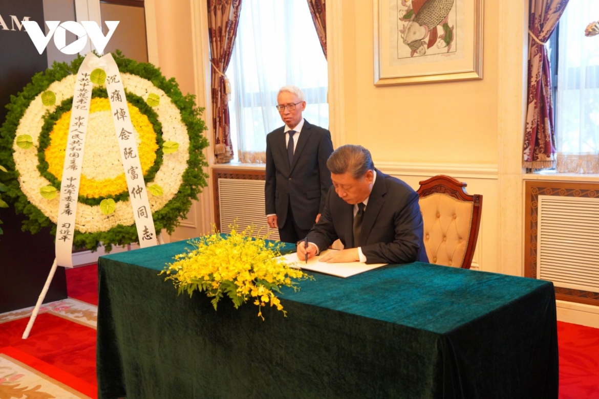 Xi Jinping, General Secretary of the Chinese Communist Party and President, writes his sentiments about Party General Secretary Nguyen Phu Trong in the condolence book in Beijing on July 20