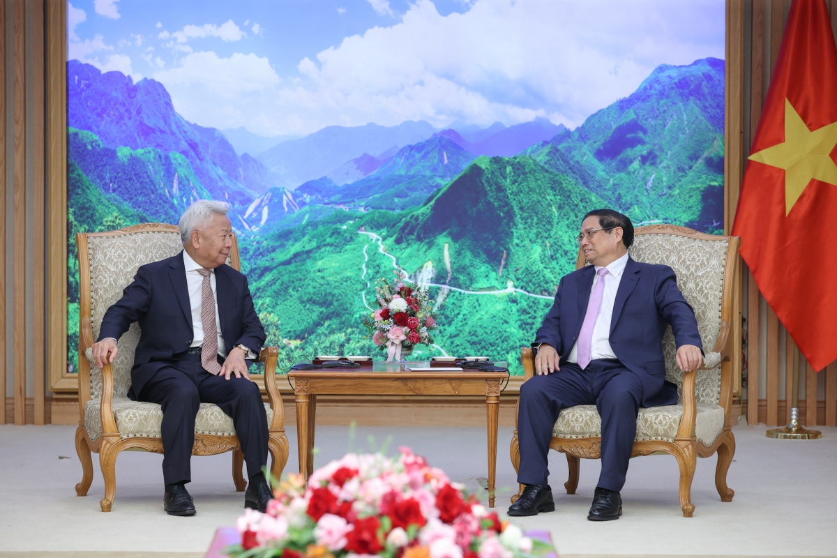 Prime Minister Pham Minh Chinh (R) receives AIIB President Jin Liqun (Photo:VGP)