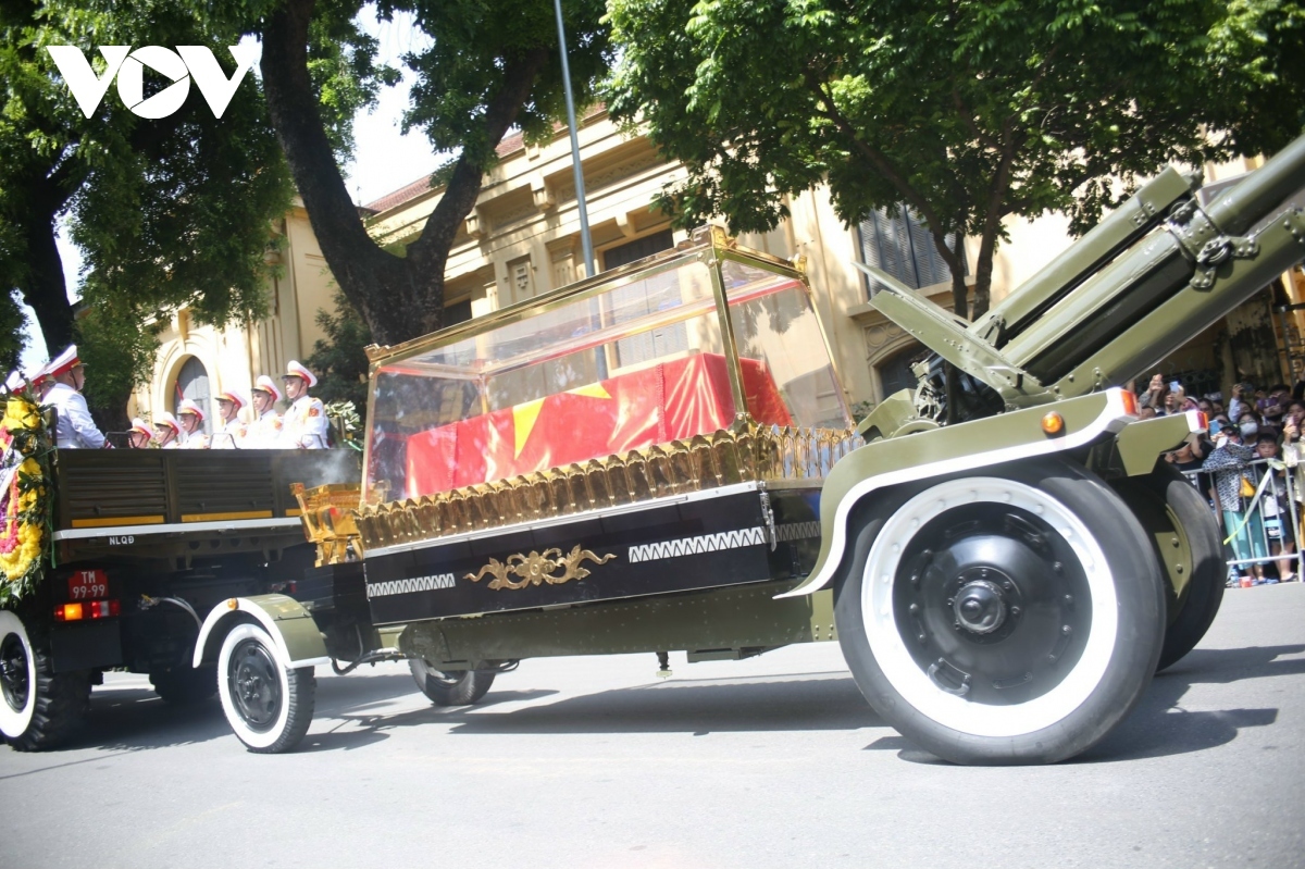 A hearse carries the casket of Party General Secretary Nguyen Phu Trong from the National Funeral Hall to Mai Dich cemetery in Hanoi