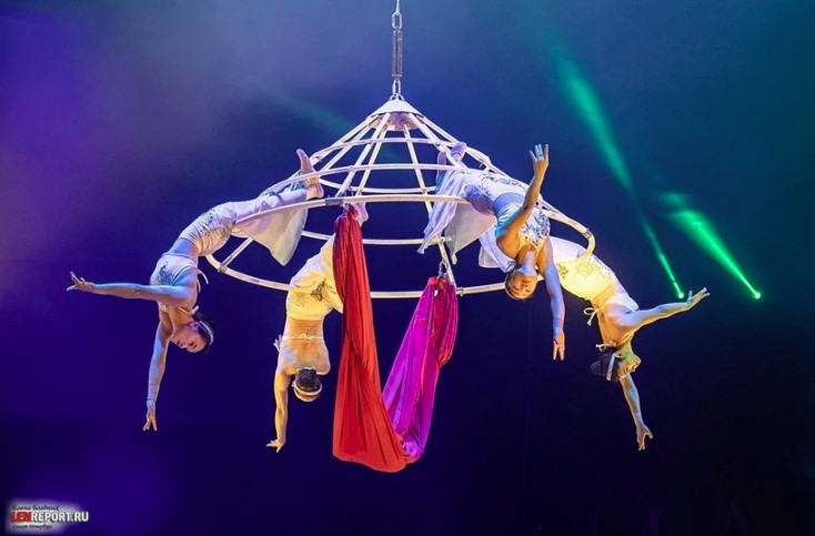 A performance “Đu nón 4 nữ” (four female artists swing on conical hat) of the Vietnam Circus Federation (VCF). (Photo courtesy of Vietnam Circus Federation)