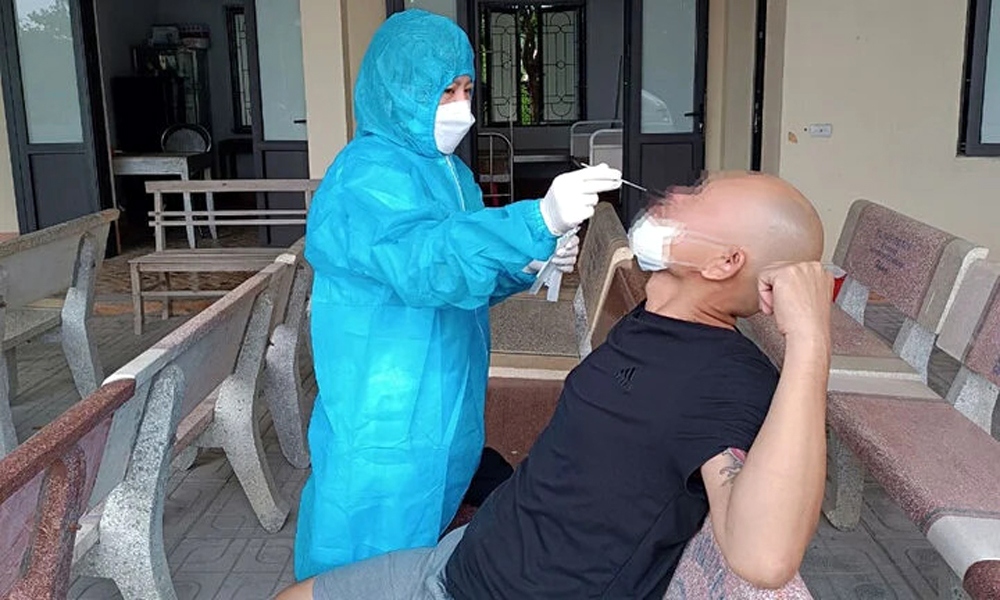Taking pharyngeal samples for diphtheria testing in Bac Giang. (Photo: Sy Quyet