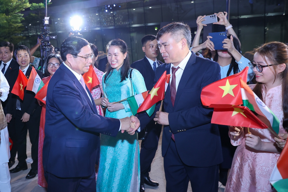 Officials and staff of the Vietnamese Embassy in India greet PM Pham Minh Chinh and his delegation.
 (Photo: VGP)