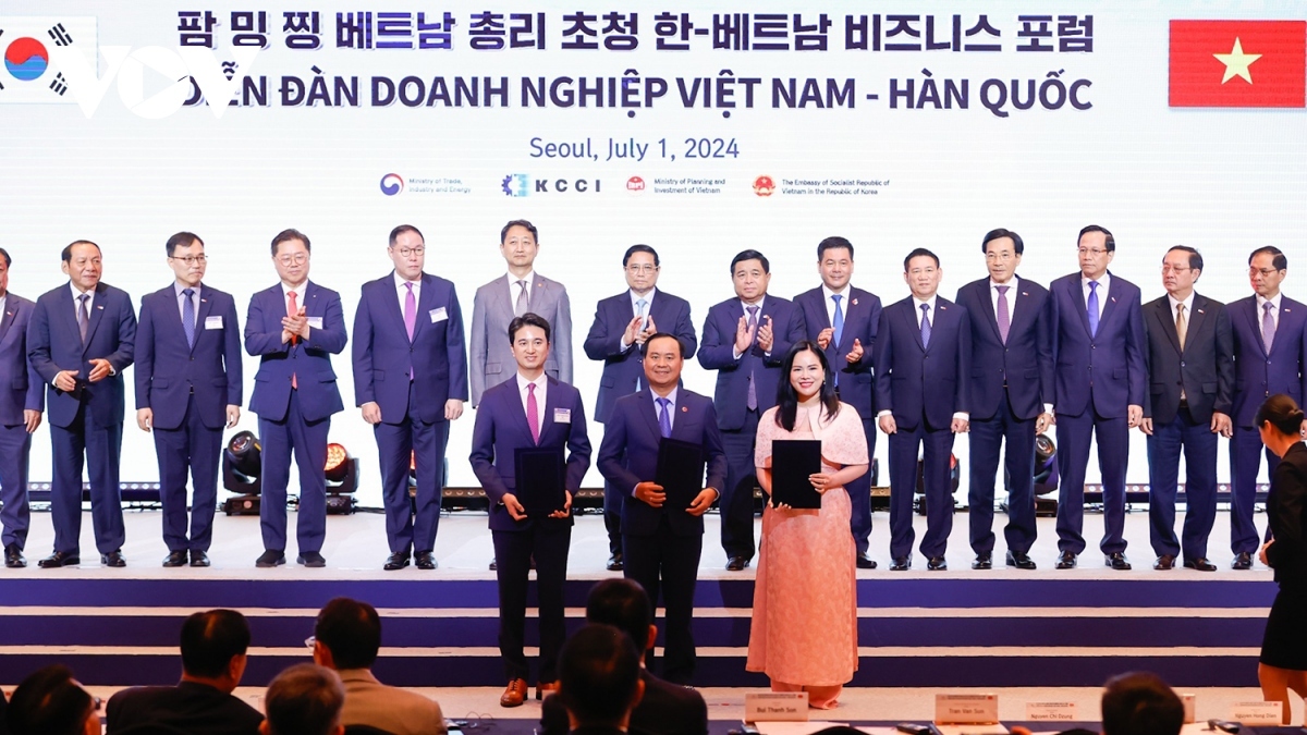 Ministries, agencies and localities of Vietnam and the RoK exchange 23 cooperation documents at the joint business forum in the presence of Vietnamese Prime Minister