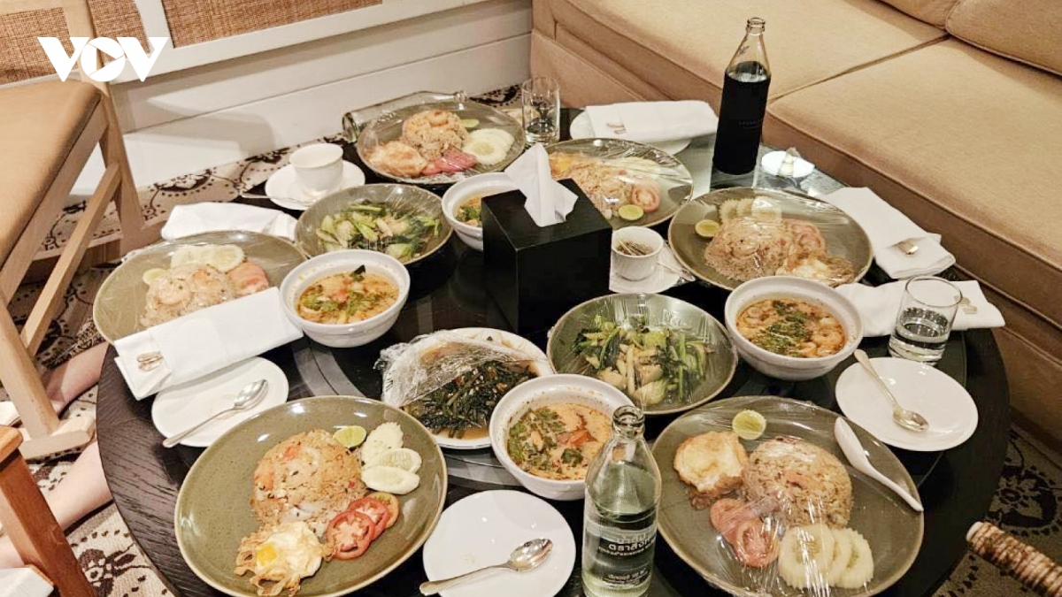 There were many dishes and drinks in the hotel room where six Vietnamese people were found dead on July 16.