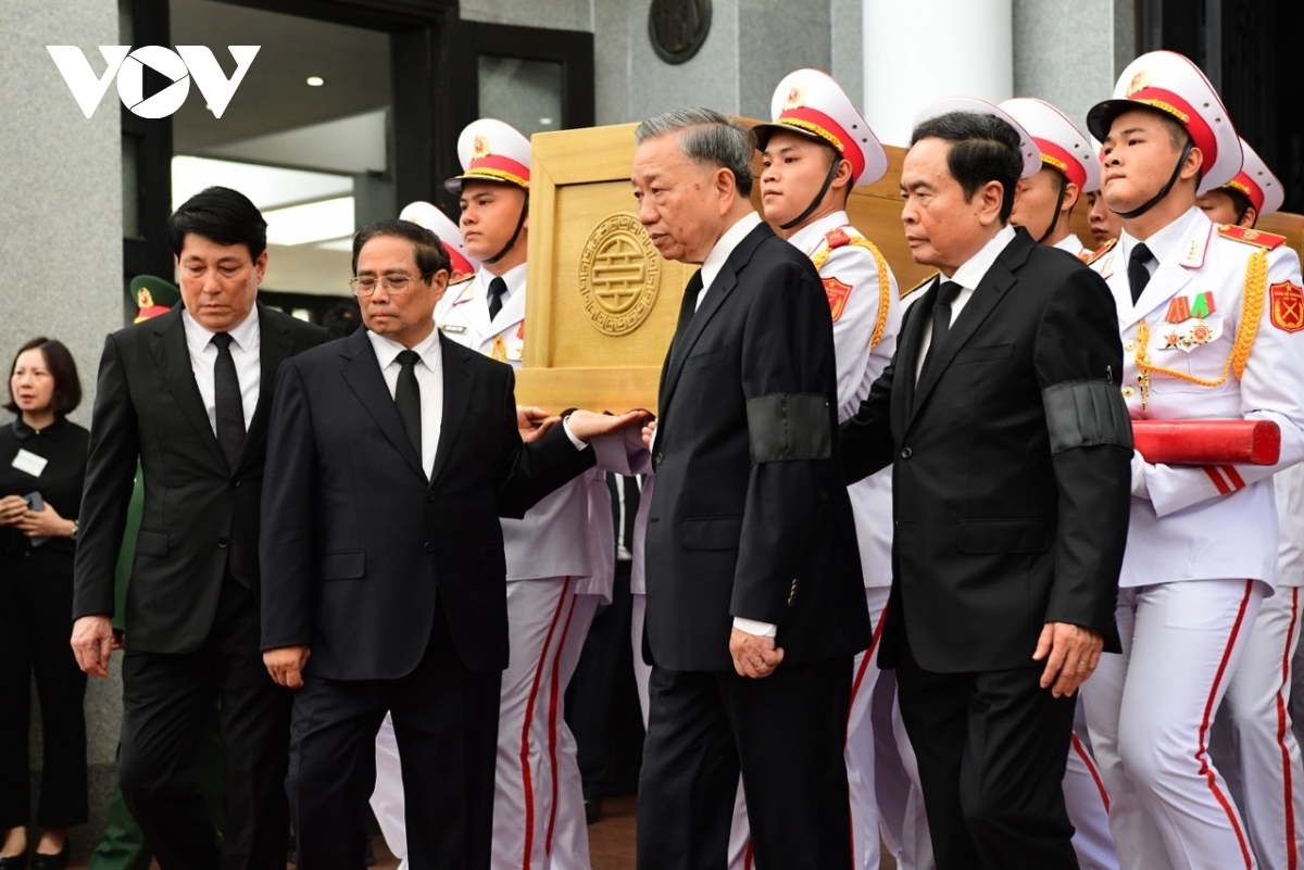 Vietnamese senior leaders carry the casket of Party General Secretary Nguyen Phu Trong 