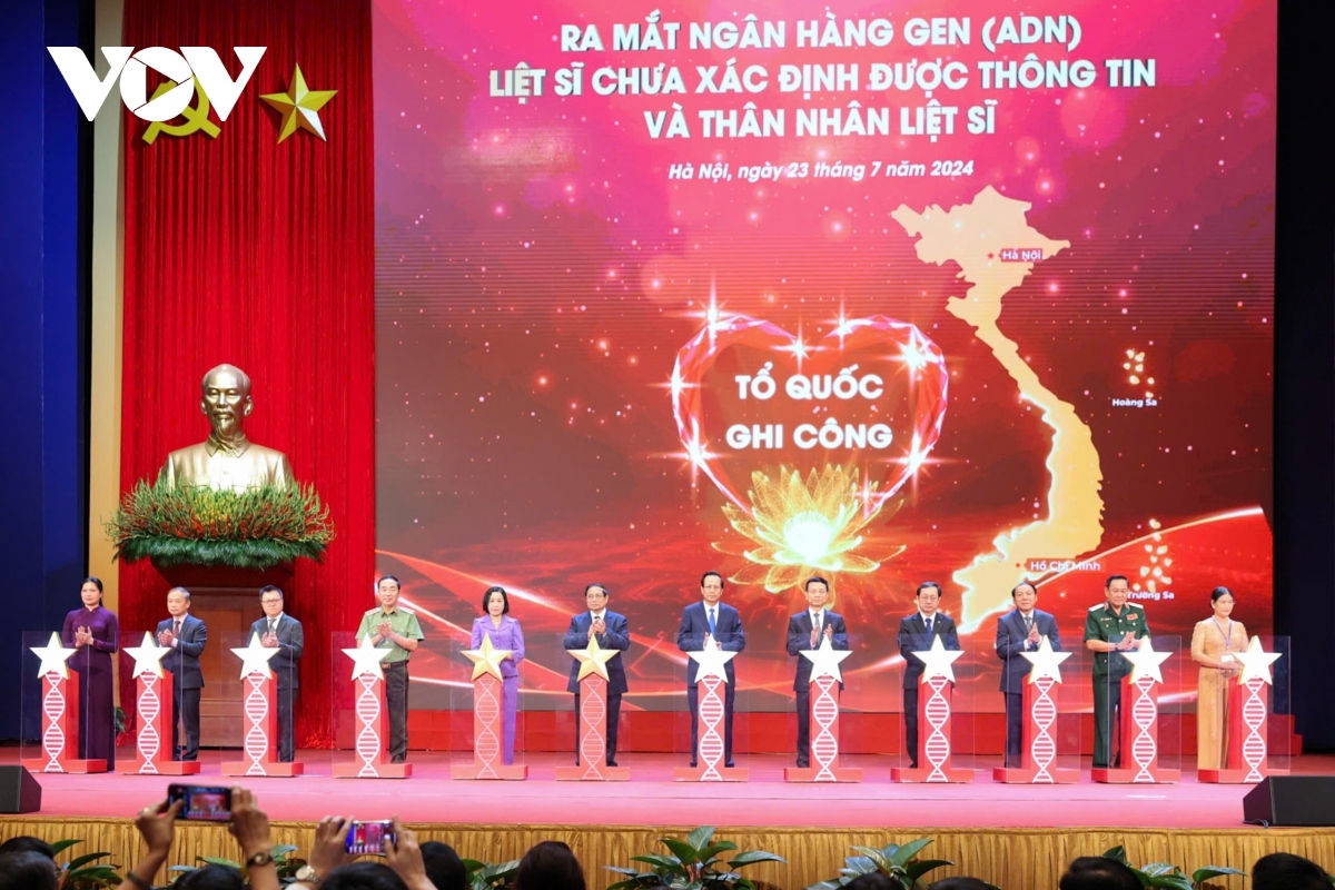 Prime Minister Pham Minh Chinh and other officials press buttons inaugurating a special gene bank to help identify hundreds of thousands of war martyrs unaccounted for