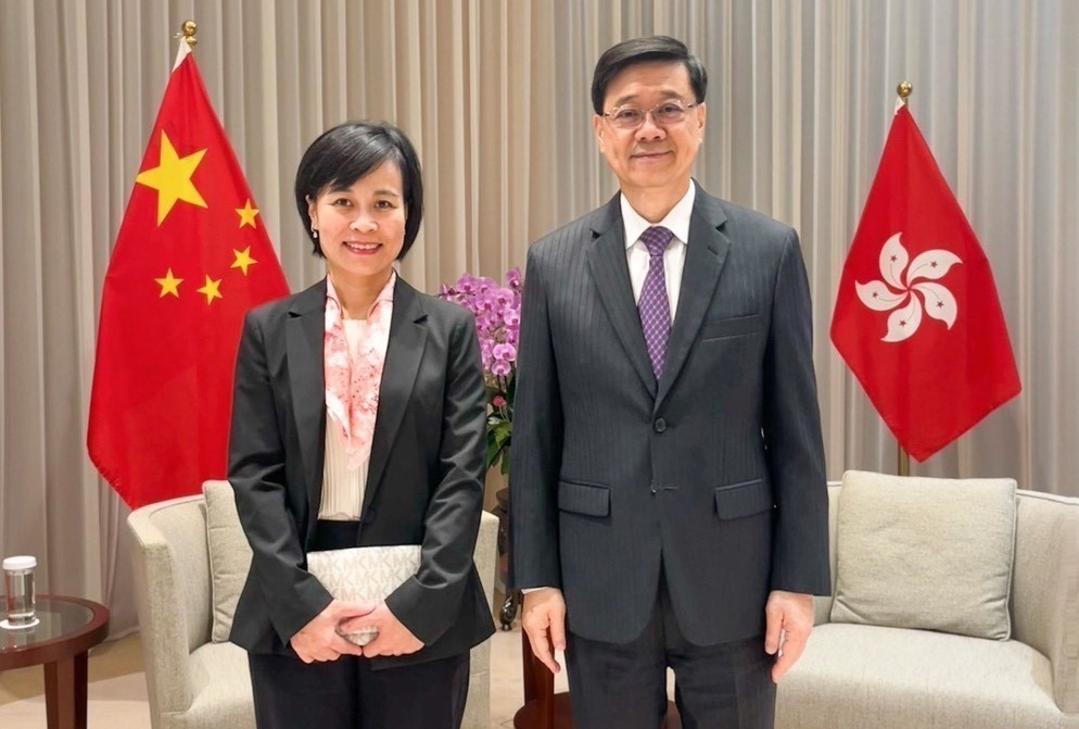 Consul General of Vietnam in Hong Kong Le Duc Hanh (left) and Chief Executive of China’s Hong Kong Special Administrative Region Lee Ka-chiu 