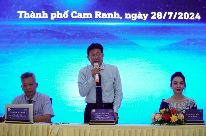 Ngo Huu Hien, vice chairman of the Cam Ranh municipal administration, addresses the press conference (Photo: Dan Tri)