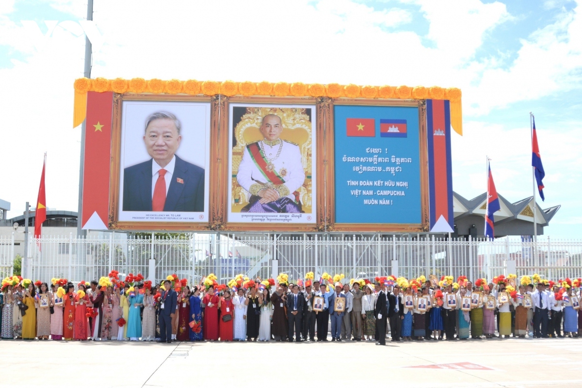 Vietnamese community representatives in Cambodia are also present at the airport to welcome President To Lam