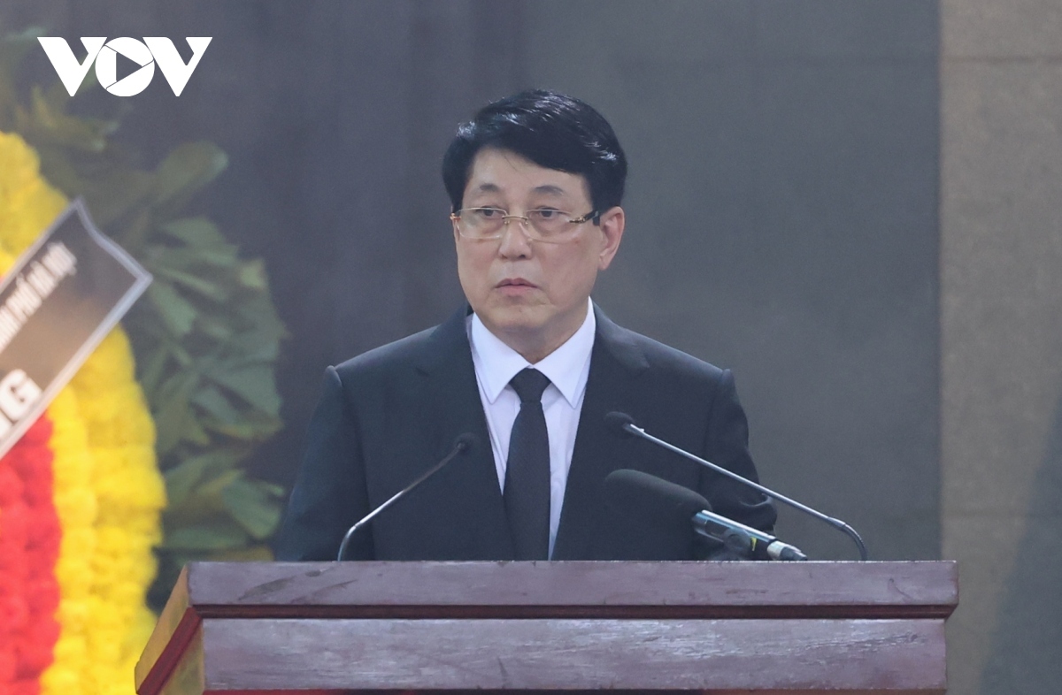 Politburo member, Permanent Member of the Party Central Committee's Secretariat and head of the Funeral Organising Board Luong Cuong presides over the memorial service.