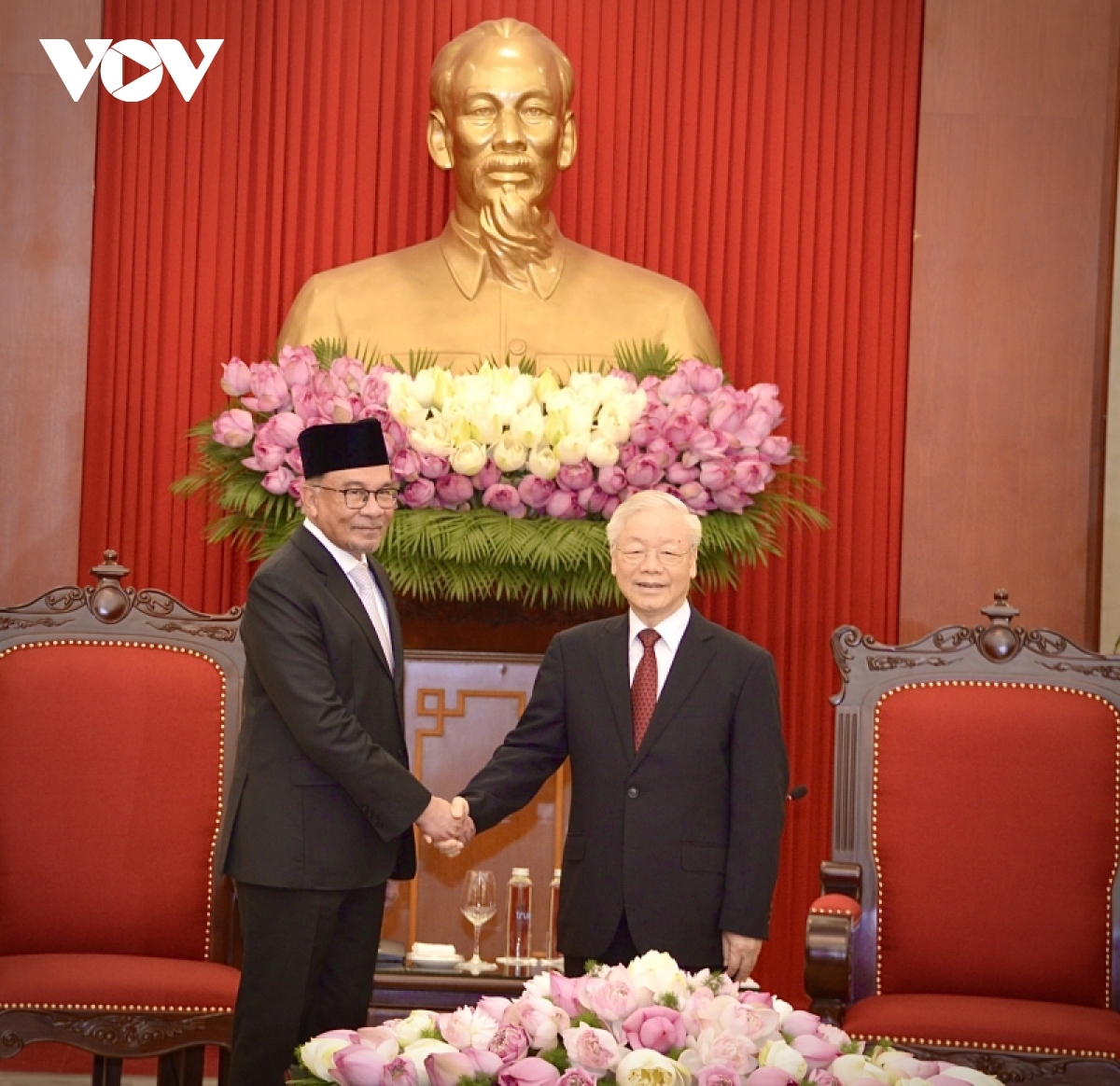 Party General Secretary Nguyen Phu Trong welcomes Malaysian Prime Minister Anwar Ibrahim on the latter's visit to Vietnam in 2023