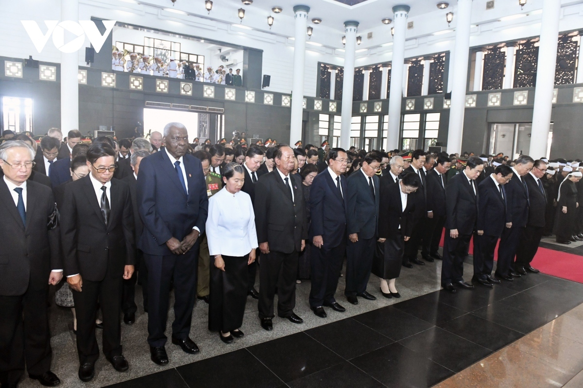 Leaders of Cuba, Laos,  and Cambodia and other delegates observe a minute of silence for General Secretary Nguyen Phu Trong.
