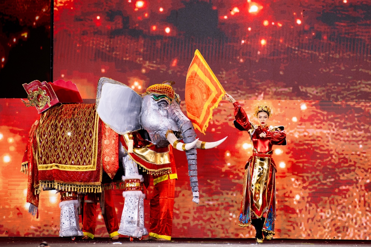 A design by Nguyen Huy Hoang draws inspiration from the uprising led by national heroines Hai Ba Trung (the Trung Sisters) in the year 40AD.