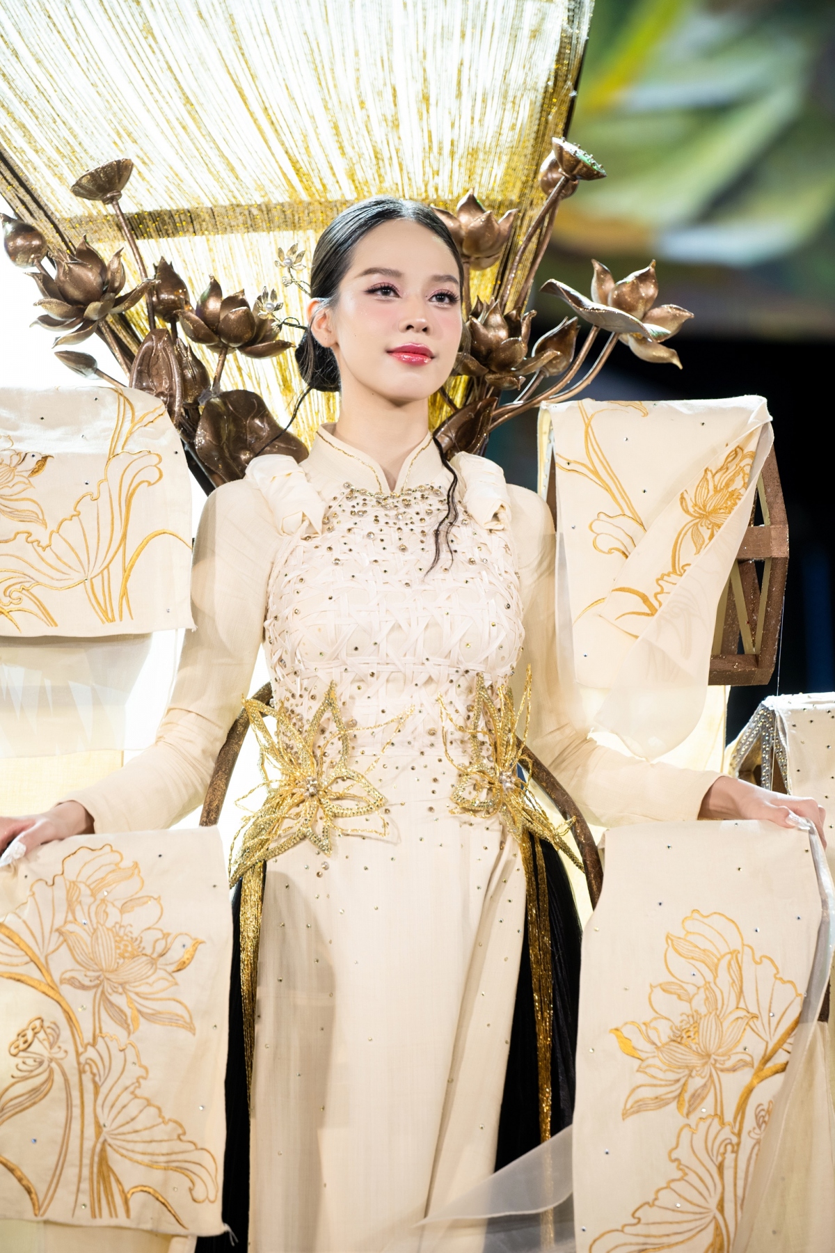 Huynh Thi Thanh Thuy, Miss Vietnam 2022, models silk products featuring flower patterns created by designer Bui Cong Thien Bao.