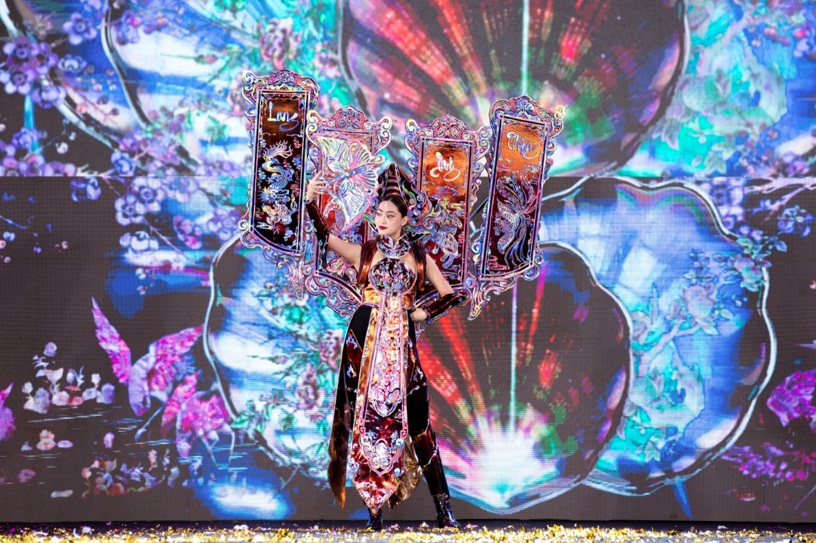 A design worn by Luong Thuy Linh, Miss World Vietnam 2019, depicts a mother-of-pearl inlay which is the practice of inserting mother-of-pearl pieces into wooden objects.