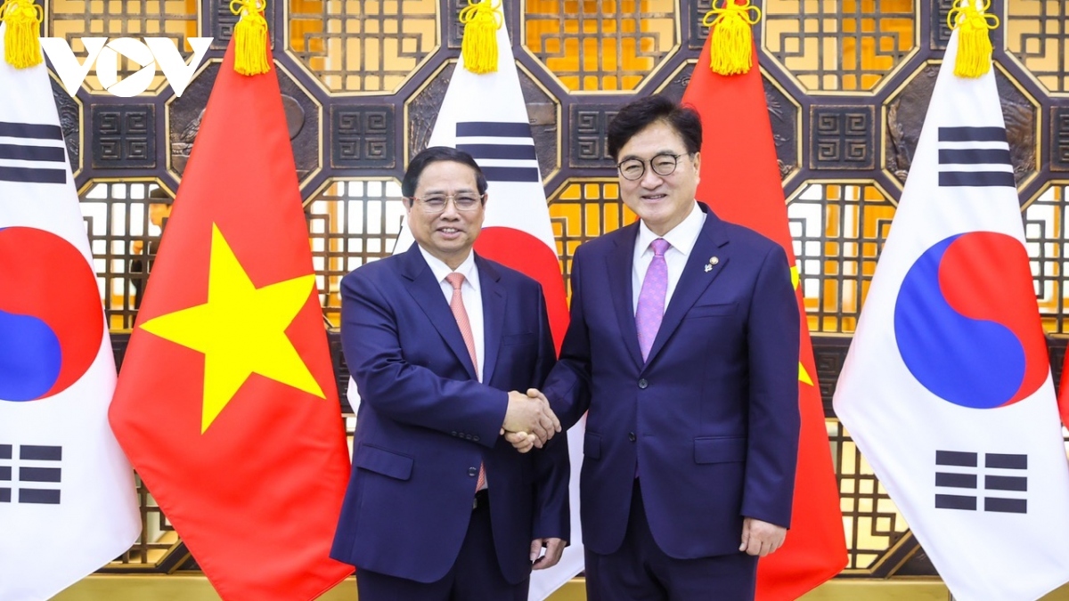 Prime Minister Pham Minh Chinh (L) and the RoK's NA Speaker Woo Won-shik