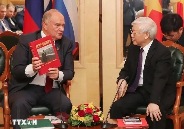 Party General Secretary Nguyen Phu Trong (R) receives Chairman of the Communist Party of the Russia Gennady Ziuganov in Moscow on September 8, 2018.