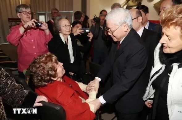 Party General Secretary Nguyen Phu Trong meets Raymonde Dien, a member of the French Communist Party and a symbol of the fight against the war by French colonialists in Vietnam.