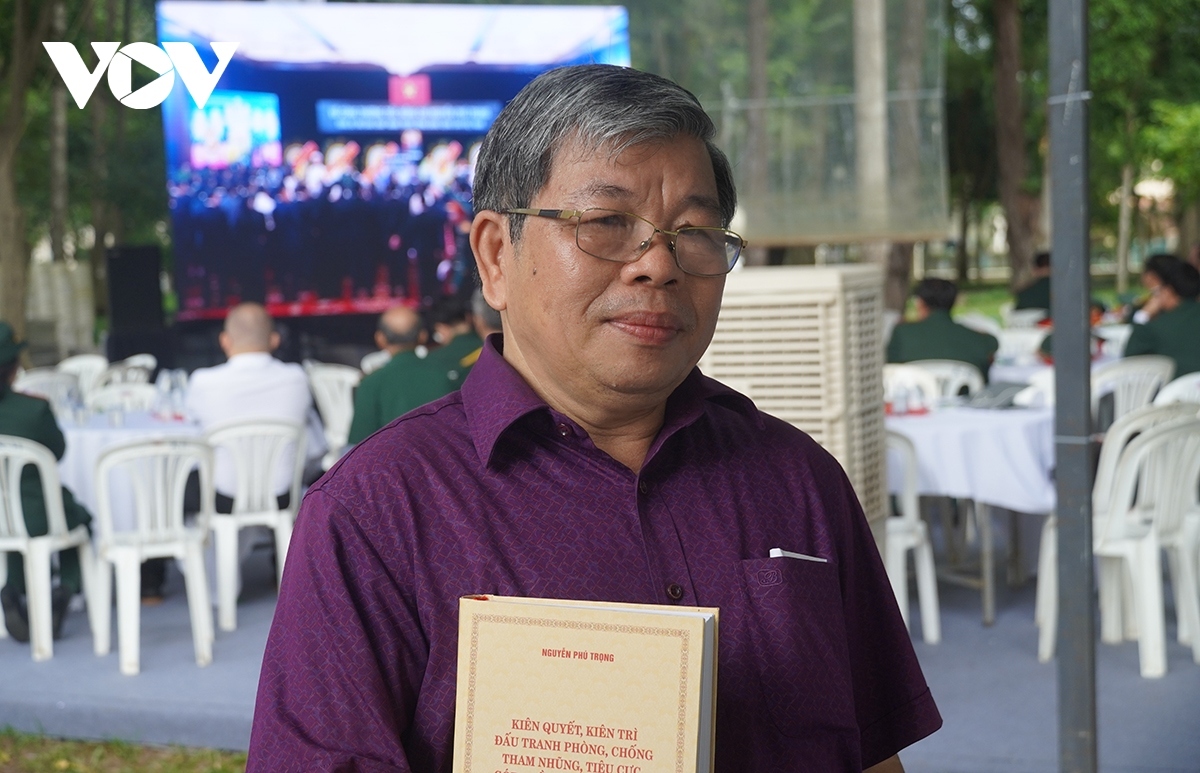 Associate Professor, Dr. Ha Minh Hong, former Head of the Faculty of History under the University of Social Sciences and Humanities, Ho Chi Minh City, bring the General Secretary's book to the funeral service.