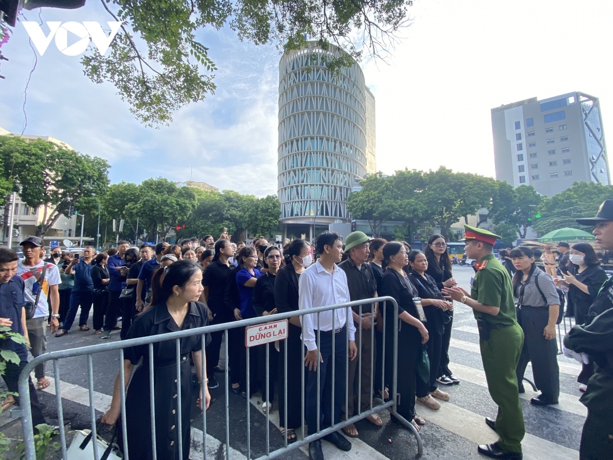 From very early in the morning, people converge on assembly points in front of the National Funeral House to wait for their turn to burn incense and say their final goodbyes to General Secretary Nguyen Phu Trong.