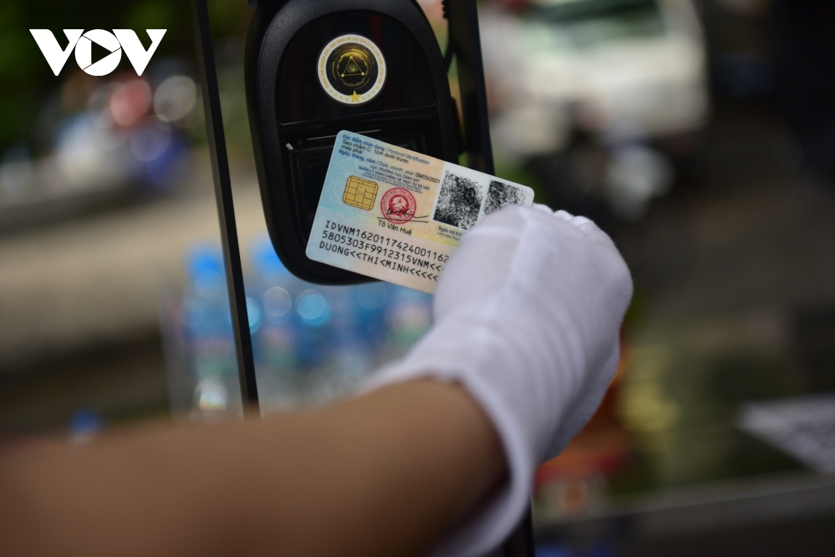 To enter the funeral house, mourners are required to scan their ID cards.