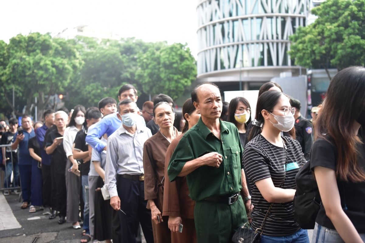 Many people long to pay their last respects to the General Secretary.