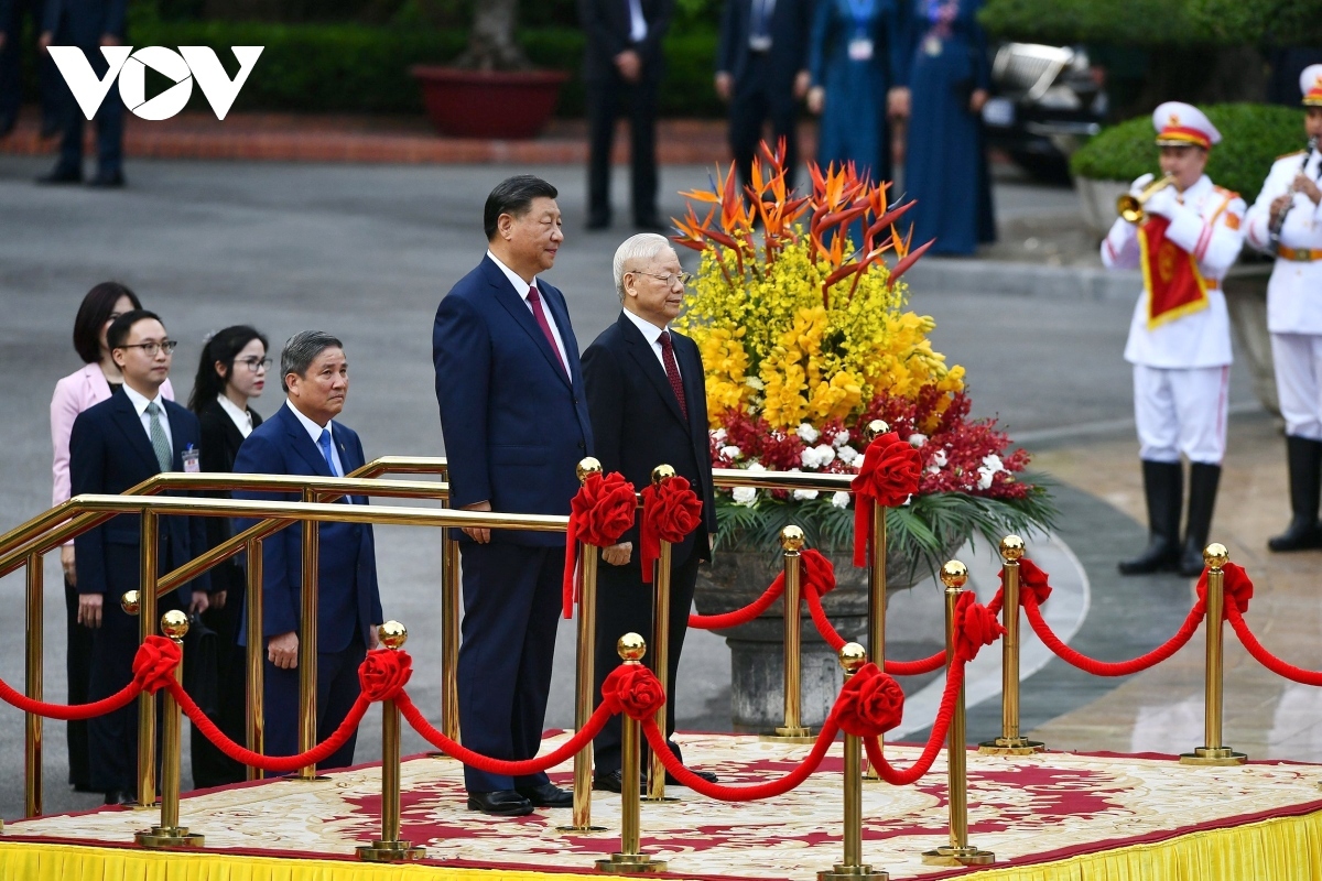 General Secretary Nguyen Phu Trong and his spouse host a welcoming ceremony for Chinese leader Xi Jinping and his spouse at the Presidential Palace in Hanoi on December 12, 2023.