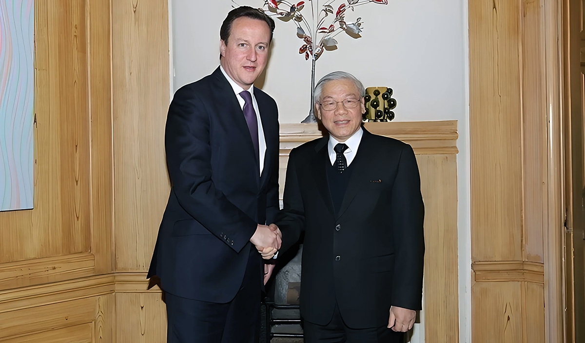 Prime Minister David Cameron welcomes Party General Secretary Nguyen Phu Trong as part of his official visits to Belgium, the EU, Italy, and the UK from January 17 to January 24 in 2013. (Photo: VNA)