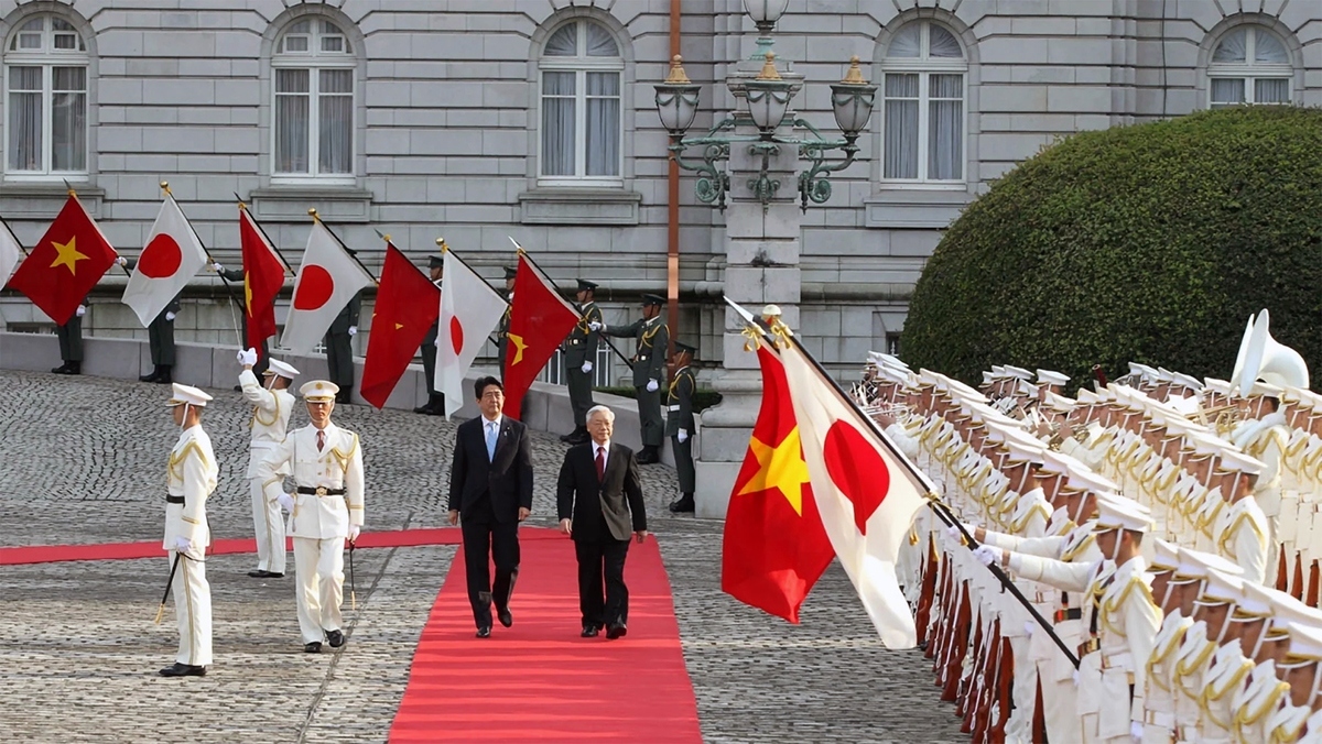 The Party chief’s 2015 visit to Japan, where he meets with Prime Minister Shinzo Abe, contributes to strengthening bilateral relations and co-operation. Photographed is the official welcoming ceremony for General Secretary Trong held solemnly at the Akasaka Palace in Tokyo. (Photo: VNA)