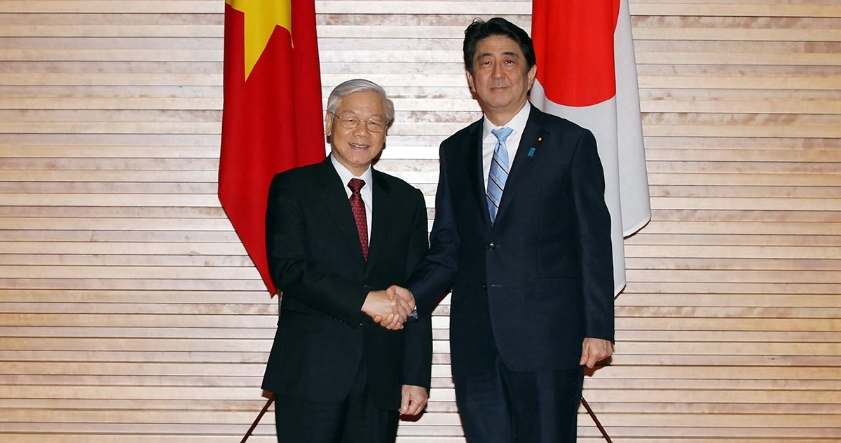 The two sides affirm that they will treasure bilateral ties, pledging to work together to further promote the strategic partnership both comprehensively and intensively. (Photo: VNA)