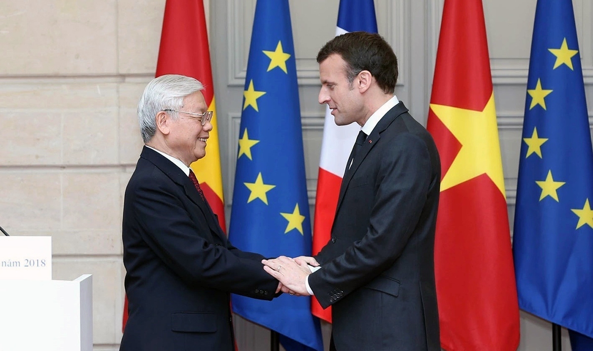 French President Emmanuel Macron (right) welcomes and holds talks with the Party leader during his official visit to France on March 27, 2018, on the occasion of the 45th anniversary of diplomatic ties. (Photo: VNA)