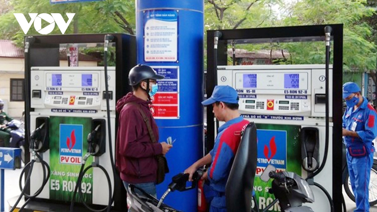 Retail petrol and oilce prices in Vietnam are adjusted ever week, mainly depending on the average oil trading prices in the Singaporean mảket. (Illustration)