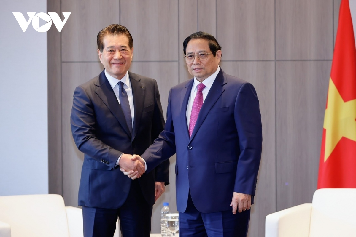 PM Pham Minh Chinh (R) receives Chang In-hwa, CEO of the RoK’s largest steelmaker POSCO in Seoul on July 3,