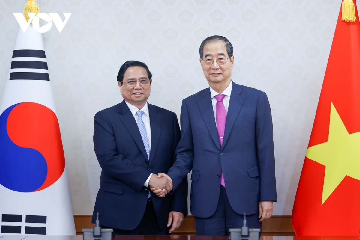 Vietnamese Prime Minister Pham Minh Chinh (L) and RoK Prime Minister Han Duck-soo shaking hands ahead of their talks in Seoul on July 2.