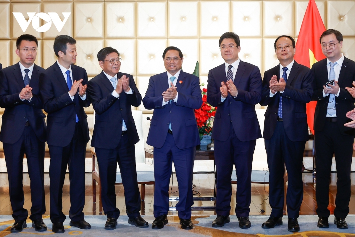 Vietnamese Pham Minh Chinh receives leaders of the China Railway Signal and Communication Corporation in Dalian during his working trip to China in June 2024