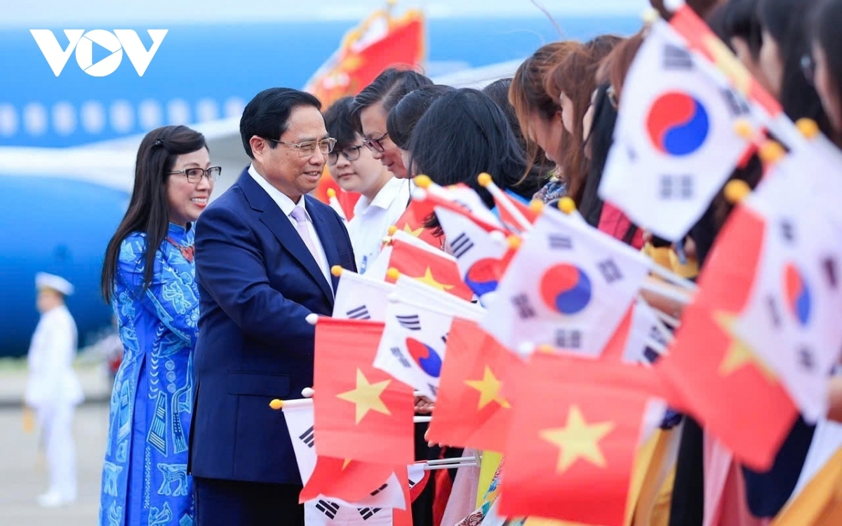 The Vietnamese high-ranking delegation led by Prime Minister Pham Minh Chinh and his spouse arrive in Seoul on June 30 afternoon (local time), beginning an official visit to the Republic of Korea (RoK). This is the first official visit by a senior Vietnamese leader after the two countries upgrade their bilateral relationship to a comprehensive strategic partnership in 2022.