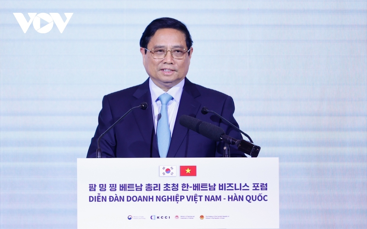 At Vietnam-RoK businesss forum held in Seoul on July 1, in the presence of the Vietnamese Prime Minister, ministries, agencies and localities of the two countries exchange 23 cooperation documents in fields such as investment, trade, energy transition, big data, biotechnology, industrial park construction, semiconductor technology, pharmacy, aviation, logistics, information technology, mechanical engineering, smart city model, and real estates.