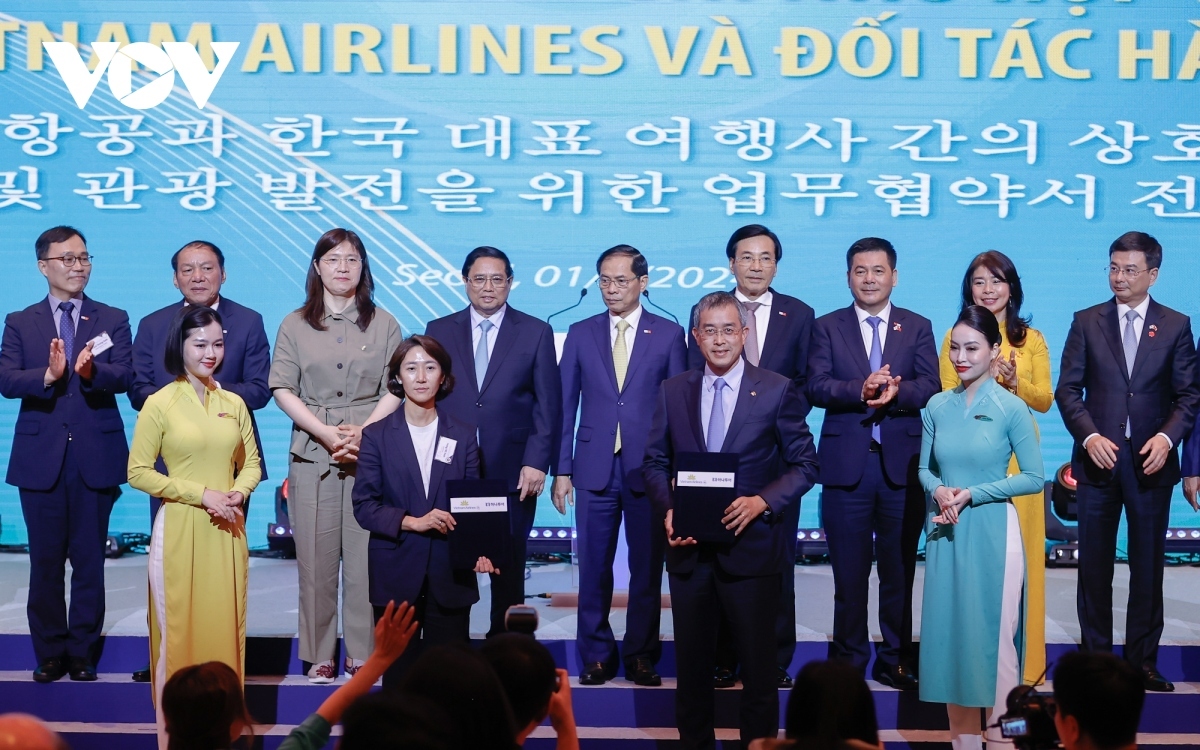 During a forum on culture-tourism cooperation, PM Chinh witnesses the exchange of 10 memoranda of understanding on culture, trade and tourism cooperation between agencies and businesses of the two countries, including one between the Vietnam National Authority of Tourism and the Korea Tourism Organisation, and four between the national flag carrier Vietnam Airlines and its partners.