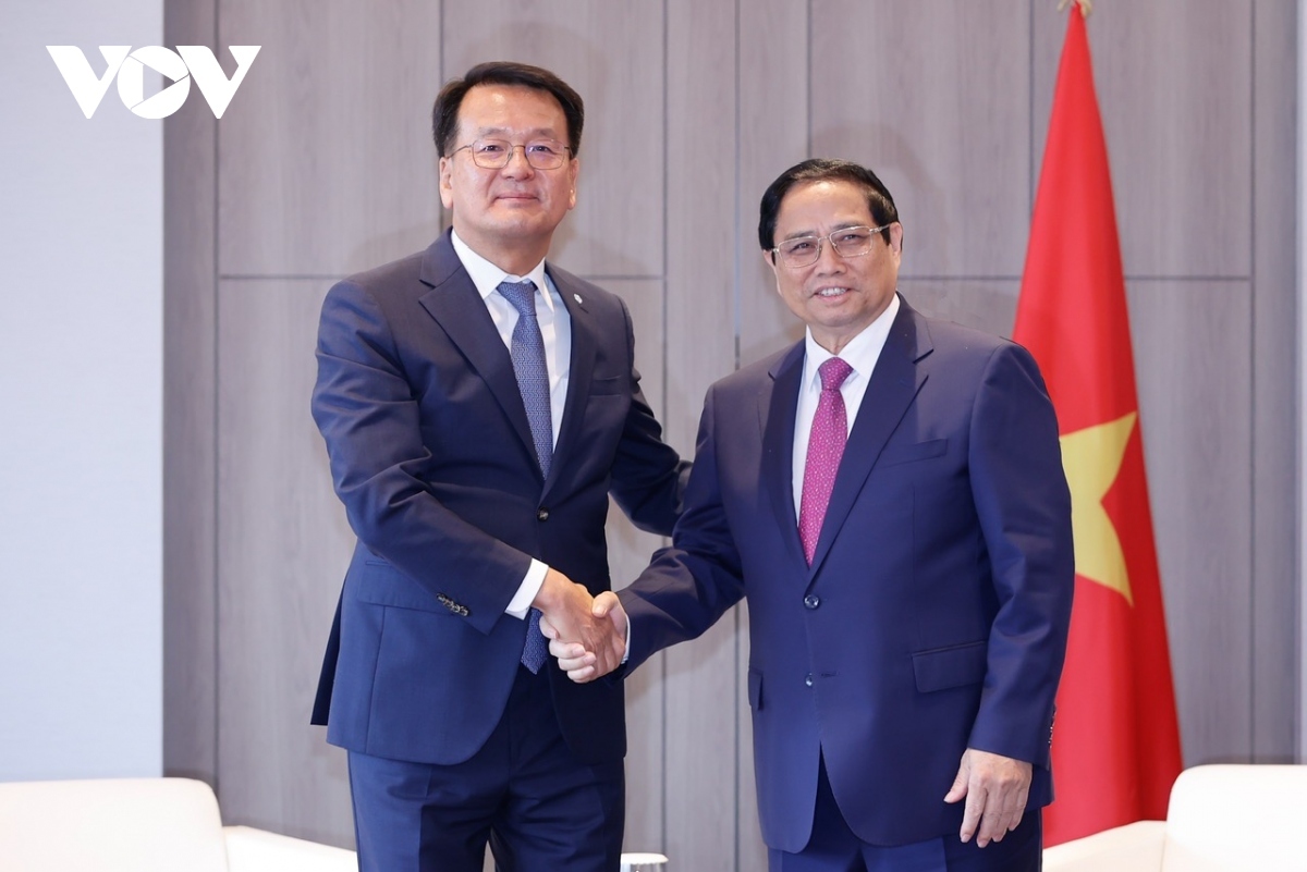 The Vietnamese Government chief meets with leaders of several Korean conglomerates including CJ Group, POSCO Holdings, the Korea Development Bank (KDB), LG Display and Daewoo E&amp;C, in Seoul on July 3, with the latter all expressing their desire to expand investments in Vietnam.