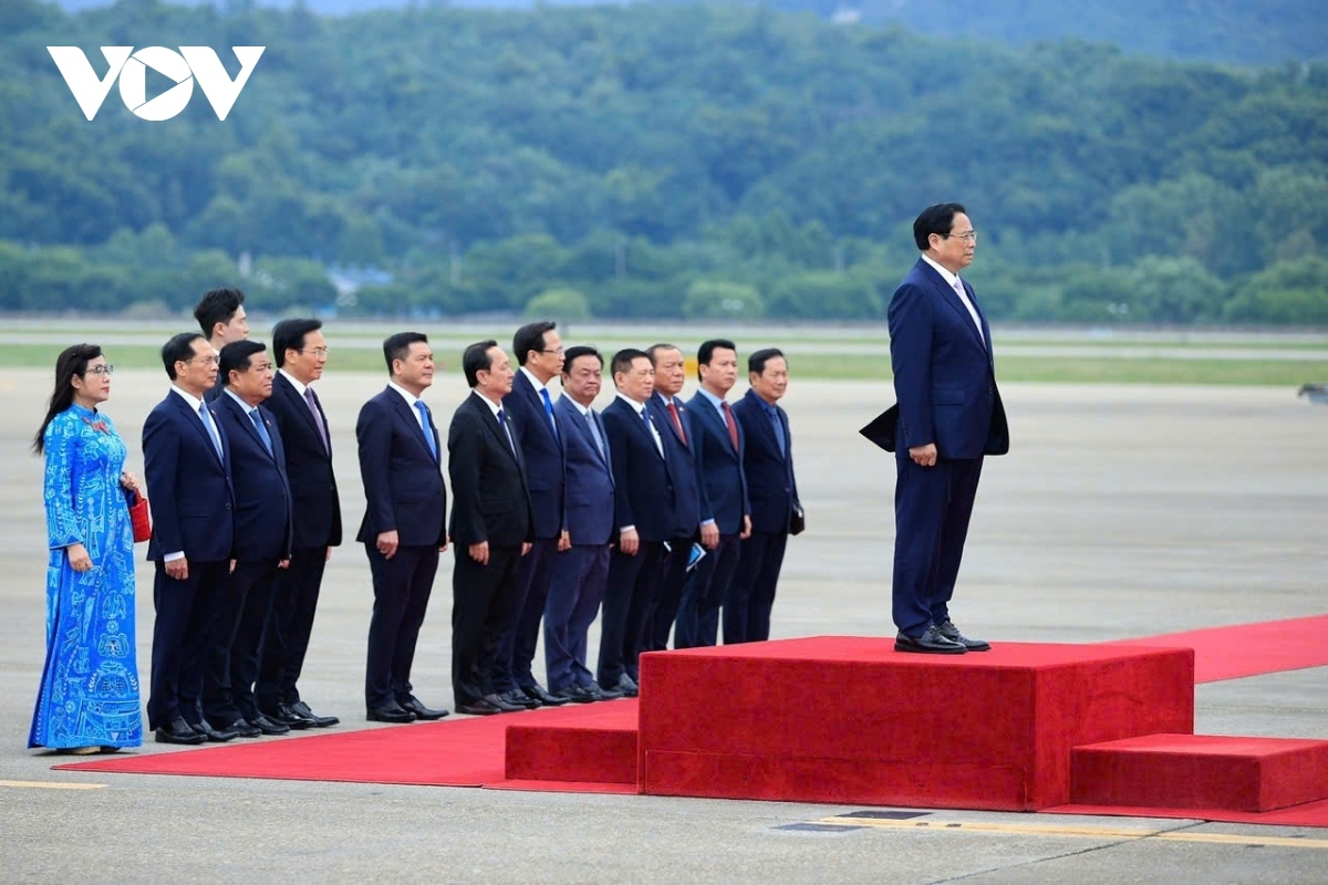 PM Chinh and his entourage receive warm welcome at Seongnam Air Base in Seoul.  The Vietnamese Prime Minister is invited to step onto the podium of honour for the welcoming ceremony.