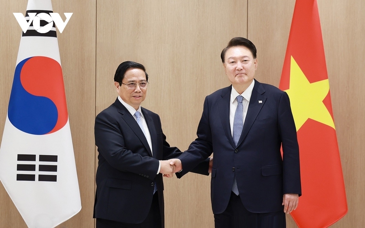 At a meeting with Korean President Yoon Suk Yeol in Seoul on July 2, the two leaders commit to fostering deeper economic ties, aiming for a bilateral trade value of US$100 billion by 2025 and US$150 billion by 2030. In such spirit, PM Chinh proposes joint efforts to attract Korean investments in key sectors like semiconductors, digital transformation, green technology and biotechnology.