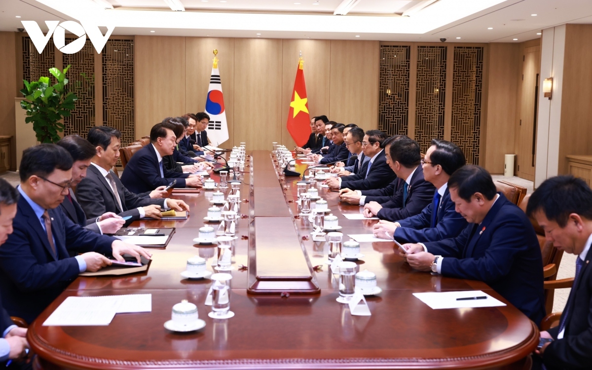 Pledging mutual support at global and regional forums of mutual concern, Korean President Yoon Suk Yeol and PM Chinh voice their consent to strengthen collaboration within ASEAN-RoK and Mekong-RoK mechanisms. President Yoon praises Vietnam's excellent role as the coordinator for ASEAN-RoK relations and calls for its support for elevating the ASEAN-RoK relations to a comprehensive strategic partnership.