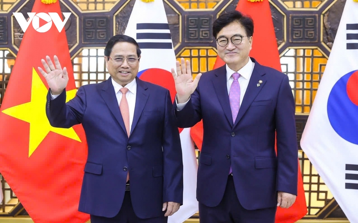 At a meeting with Speaker of the National Assembly of the RoK Woo Won-shik on July 2, both sides agree to share experience in building laws and institutions for sustainable development and digital and green transformation, while continuing to enhance the role of the two countries' legislatures in supporting the two governments to beef up bilateral cooperation, including completing the goal of bringing trade turnover to US$100 billion in 2025.