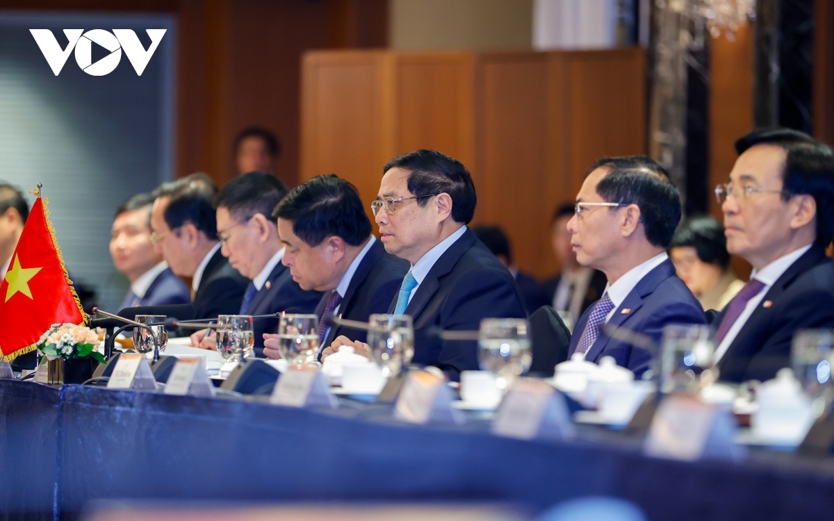 The PM expects that the two countries would explore and promote new frontiers of cooperation in the fields of industry, energy, finance, information technology, and medicine, among others, during a working breakfast with leaders of the RoK’s major corporations in Seoul on July 1.